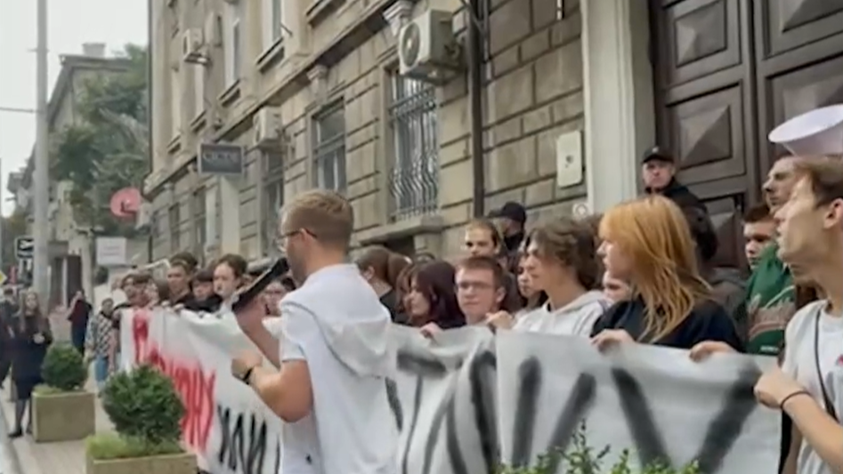 Сторонники блока «Победа» организовали митинг у здания ЦИК в Кишиневе