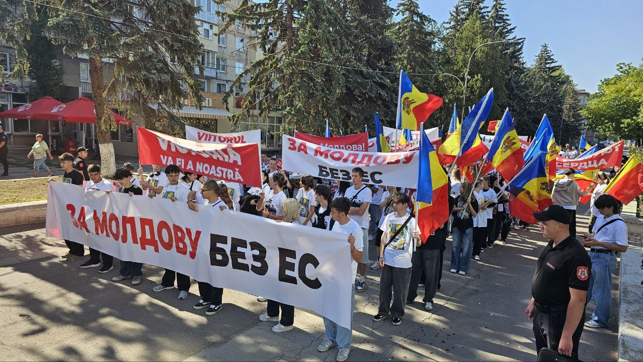 «Молдова без ЕС»: в Бельцах прошел марш молодежи против еврореферендума