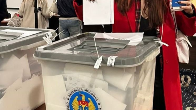 «Рекордный энтузиазм». Участки в Европе открылись с заполненными урнами