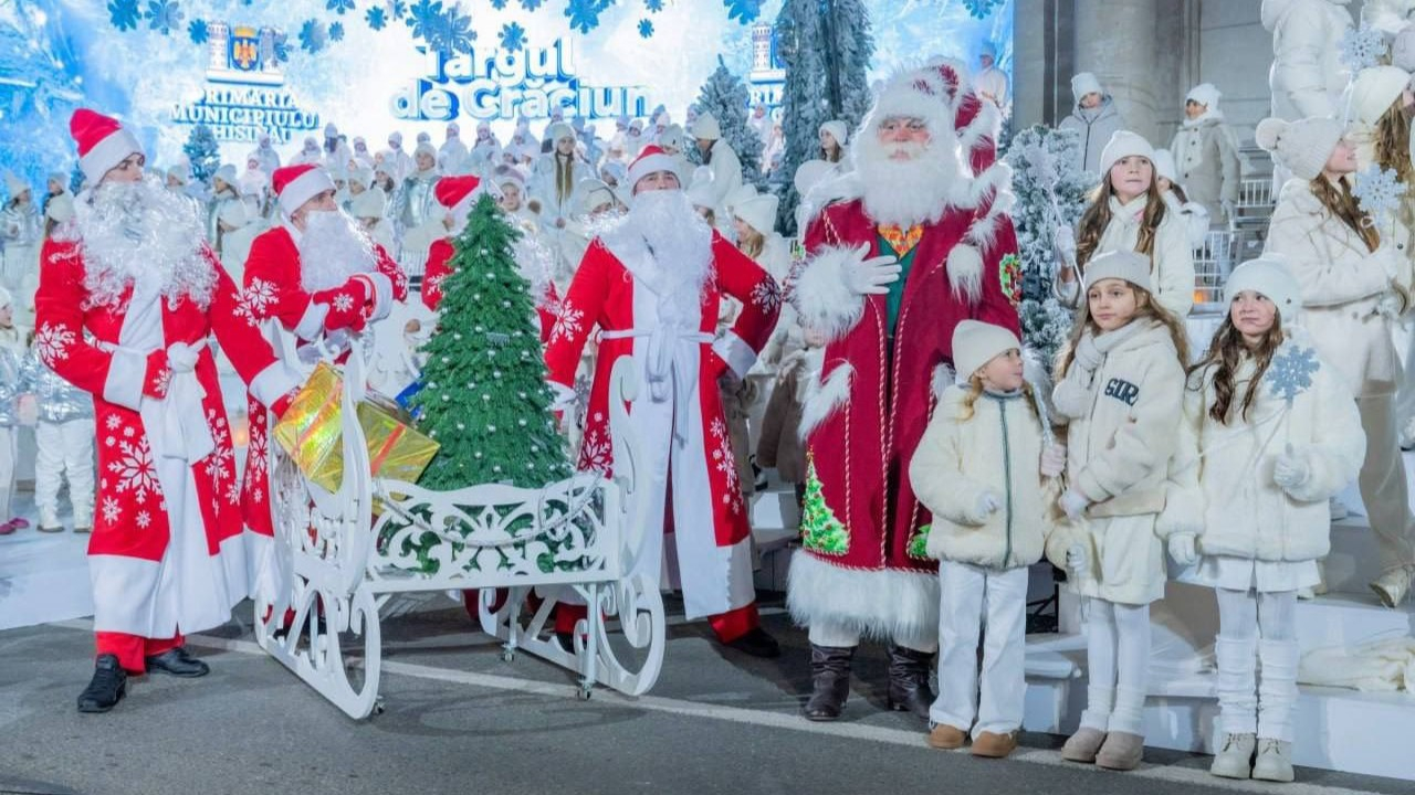 Новогодняя евроинтеграция. Унионист разглядел Санта-Клаусов на открытии ярмарки в Кишиневе